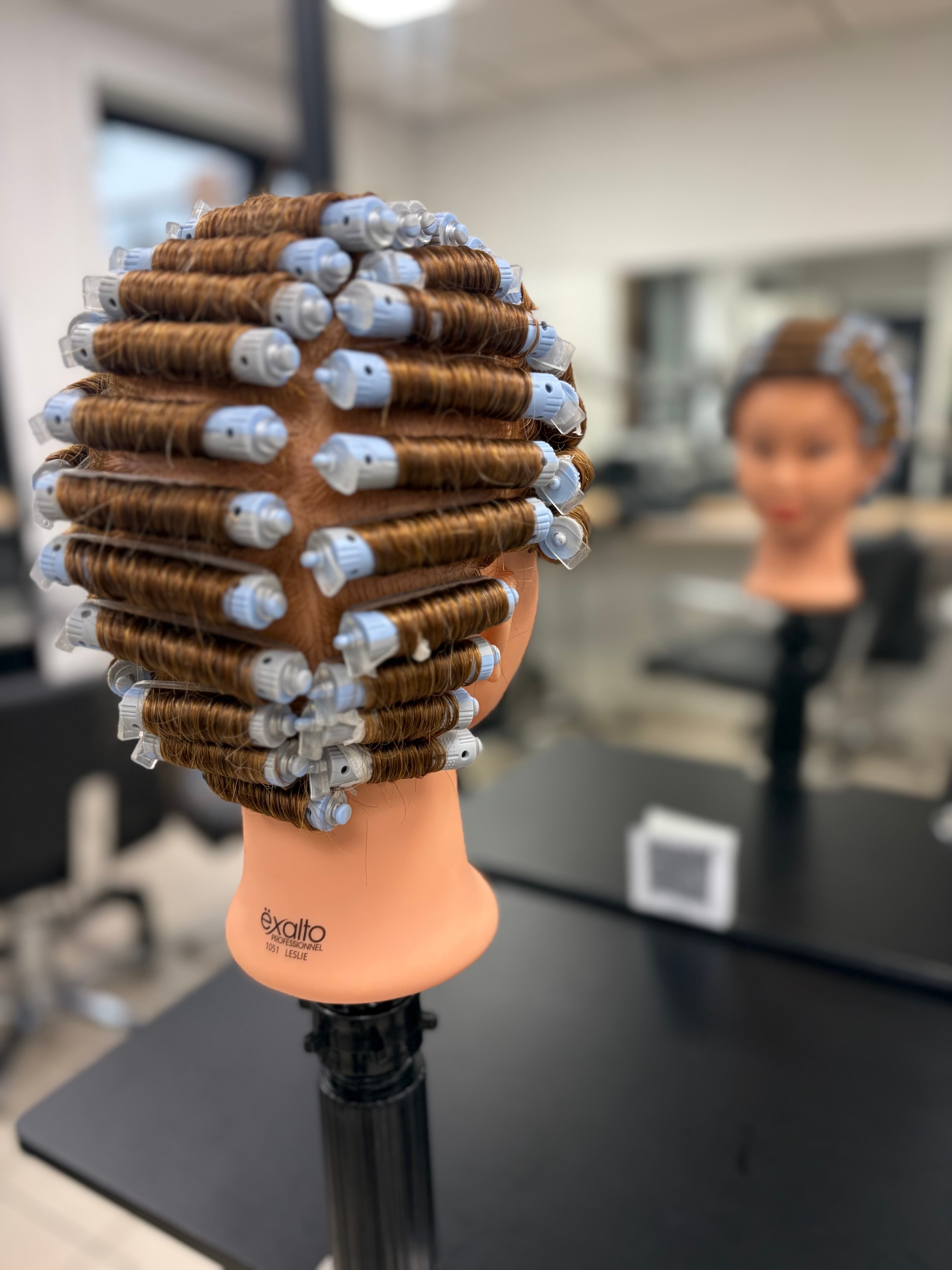 Travail de permanente réalisé par une élève en formation coiffure à l’École Terrade Dijon